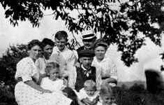 family.JPG (32947 bytes)