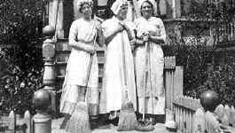 girls.JPG (32757 bytes)