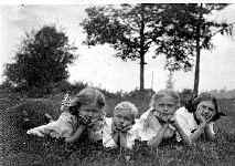 kids.JPG (22615 bytes)